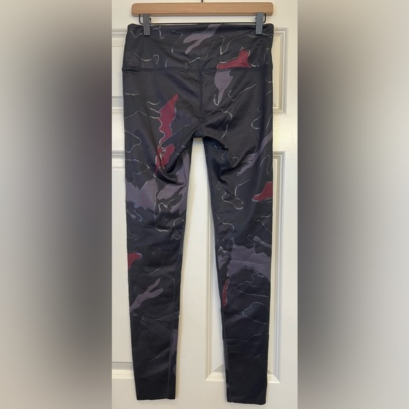 NOLI Yoga Camo print Leggings Size Large - Picture 8 of 9